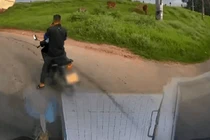 Video: Cú điện thoại ngang trái khiến tài xế xe tải "đau đầu"