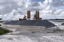 Nam Định: Hành lang đê Hữu Hồng bị “xẻ thịt” nghiêm trọng