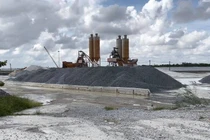 Nam Định: Hành lang đê Hữu Hồng bị “xẻ thịt” nghiêm trọng