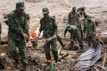 500 cán bộ, chiến sĩ cùng nghiệp vụ dầm mưa tìm người mất tích ở Trà Leng