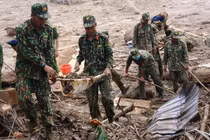 500 cán bộ, chiến sĩ cùng nghiệp vụ dầm mưa tìm người mất tích ở Trà Leng