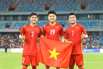 Cổ động viên hùng hậu ủng hộ U22 Việt Nam ở SEA Games 32 