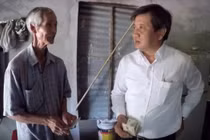 Ông Đoàn Ngọc Hải “cởi áo quan” đi làm việc thiện