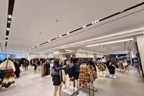 Hà Nội: Black Friday giảm giá kịch sàn, khách ghé mua lẻ tẻ