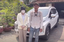 Lộc Fuho khóc nghẹn khi về thăm mộ mẹ: Giờ con có tiền cũng không cho mẹ được