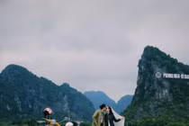 Đôi trẻ đi phượt xuyên Việt bằng xe máy