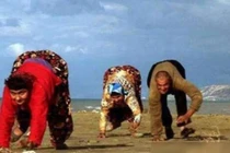 "Ngôi làng bò" kỳ lạ, không ai biết đi đứng, chỉ bò bằng 4 chi