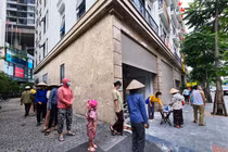 Người nghèo xếp hàng từ sáng nhận gạo miễn phí ở “cây ATM“