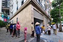 Người nghèo xếp hàng từ sáng nhận gạo miễn phí ở “cây ATM“