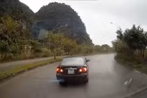 Video: ô tô đi lùi né chốt kiểm tra nồng độ cồn