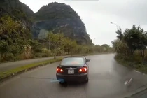 Video: ô tô đi lùi né chốt kiểm tra nồng độ cồn