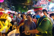 Nhiều chủ quán trên phố Hàng Mã bị xử lý vì treo biển thu tiền chụp ảnh