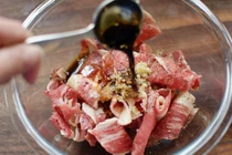 Đầu bếp 5 sao chỉ cách ướp thịt bò mềm tan trong miệng