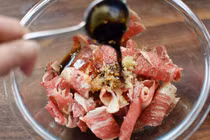 Đầu bếp 5 sao chỉ cách ướp thịt bò mềm tan trong miệng