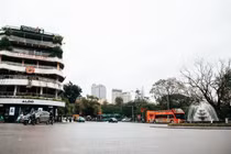 Phố phường Hà Nội vắng vẻ sau khuyến cáo “hạn chế ra đường“