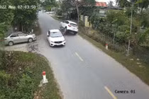 Xe máy bị ô tô chèn, dân mạng tranh luận về thủ phạm