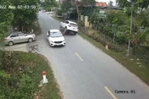 Xe máy bị ô tô chèn, dân mạng tranh luận về thủ phạm