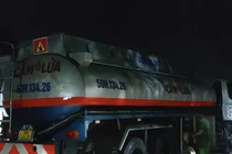 Phong tỏa, khám xét địa điểm nghi sản xuất hàng triệu lít xăng dầu giả