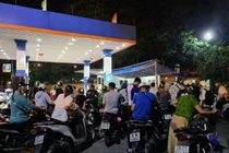 Hà Nội: Giá xăng giảm, người dân “rồng rắn” xếp hàng đi đổ lúc nửa đêm