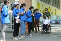 Video: Xúc động hình ảnh đưa thí sinh đặc biệt vào tận phòng thi