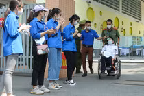 Video: Xúc động hình ảnh đưa thí sinh đặc biệt vào tận phòng thi