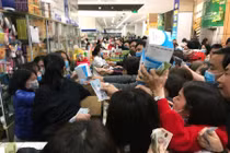 Khẩu trang đội giá gấp đôi, gấp ba, dân vẫn chen nhau giành giật từng hộp