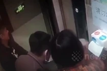 Bị bắt giam vì bôi nước bọt lên nút thang máy