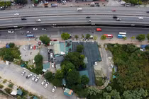 Hà Nội: Loạt showroom ô tô nhếch nhác “bám” công viên hồ điều hòa