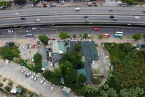 Hà Nội: Loạt showroom ô tô nhếch nhác “bám” công viên hồ điều hòa