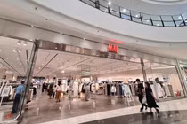 Trước làn sóng tẩy chay dữ dội, cửa hàng H&M ở Hà Nội ảm đạm khách