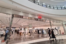 Trước làn sóng tẩy chay dữ dội, cửa hàng H&M ở Hà Nội ảm đạm khách
