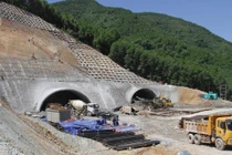 Cận cảnh khoét núi, đào hầm để xây cao tốc nối Nghệ An - Hà Tĩnh
