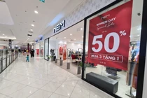 Hà Nội: Quần áo “sale sập sàn”, khách lẻ tẻ mua trước ngày 20/10