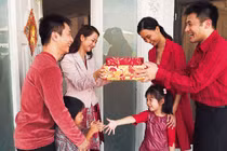 Cả nhà hỗn loạn vì người xông đất xui xẻo