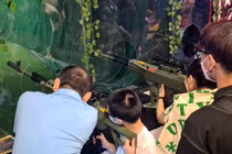 Hà Nội: Phụ huynh vô tư dạy trẻ nhỏ bắn súng bạo lực ở Aeon Mall Hà Đông 