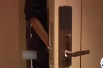 Đến thăm chị gái, tôi rùng mình trước những gì nhìn thấy qua khe cửa