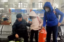 Nhà xe "hét giá" tăng gấp đôi, dân ngậm đắng nuốt cay móc ví mua vé về quê ăn Tết