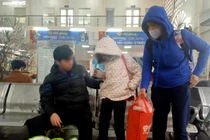 Nhà xe "hét giá" tăng gấp đôi, dân ngậm đắng nuốt cay móc ví mua vé về quê ăn Tết