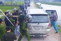 Hàng chục cảnh sát vây chặn đường xe Innova chở 45 kg ma túy