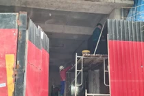 Phường Đội Cấn: Công trình gây lún nứt nhà dân, bên ngoài đình chỉ... trong vẫn làm thi công?