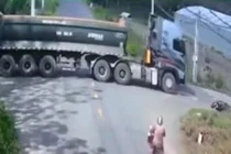 Clip: Vội vài tích tắc, xe ben tông văng 2 người đi xe máy