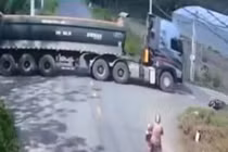 Clip: Vội vài tích tắc, xe ben tông văng 2 người đi xe máy