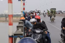 Cầu Vĩnh Tuy tắc dài vì dân xúm đông xem... người tự tử 