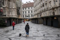 Vì sao Anh tránh được làn sóng dịch Covid-19 đang tấn công châu Âu?