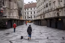 Vì sao Anh tránh được làn sóng dịch Covid-19 đang tấn công châu Âu?