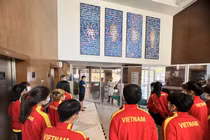 Tuyển nữ Việt Nam nhận quà Tết ở Ấn Độ