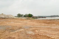 Hà Nội: Trăm mét sông Sóc Sơn bị san lấp trái phép làm điểm tập kết khoáng sản