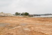 Hà Nội: Trăm mét sông Sóc Sơn bị san lấp trái phép làm điểm tập kết khoáng sản