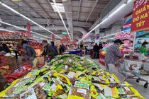 Hàng hóa Tết siêu thị dồi dào, khách mua sắm thưa thớt