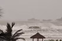 Bão số 9 áp sát, sóng biển cuồn cuộn đánh vào bờ ở Bình Định